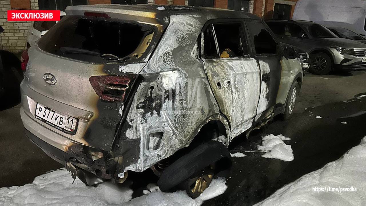 Четыре автомобиля горели ночью на улице Труда в Пскове