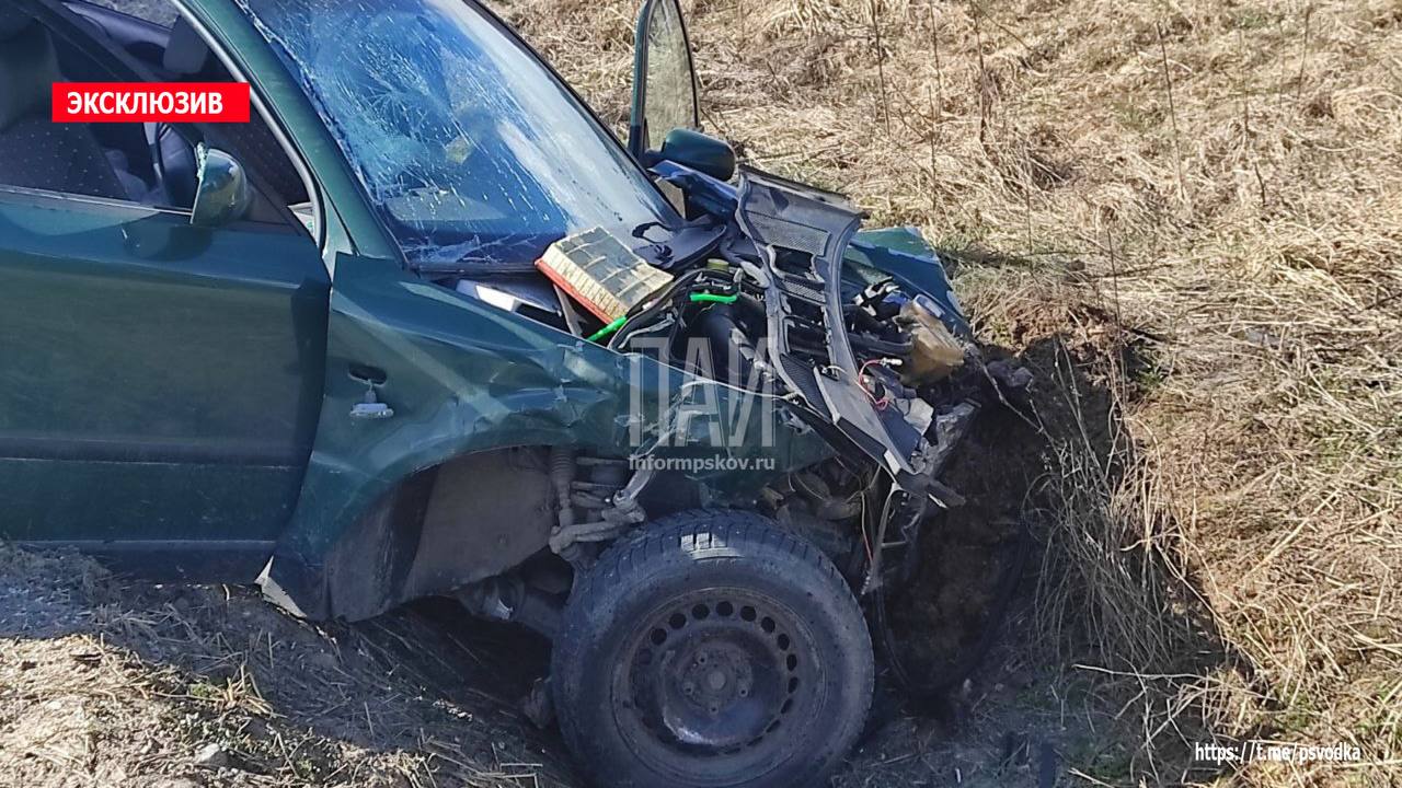 Четыре человека пострадали при столкновении двух автомобилей в Дедовичском районе
