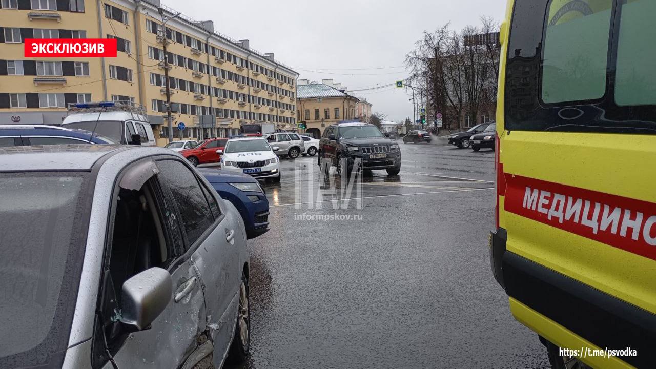 Два автомобиля столкнулись на Октябрьской площади в Пскове