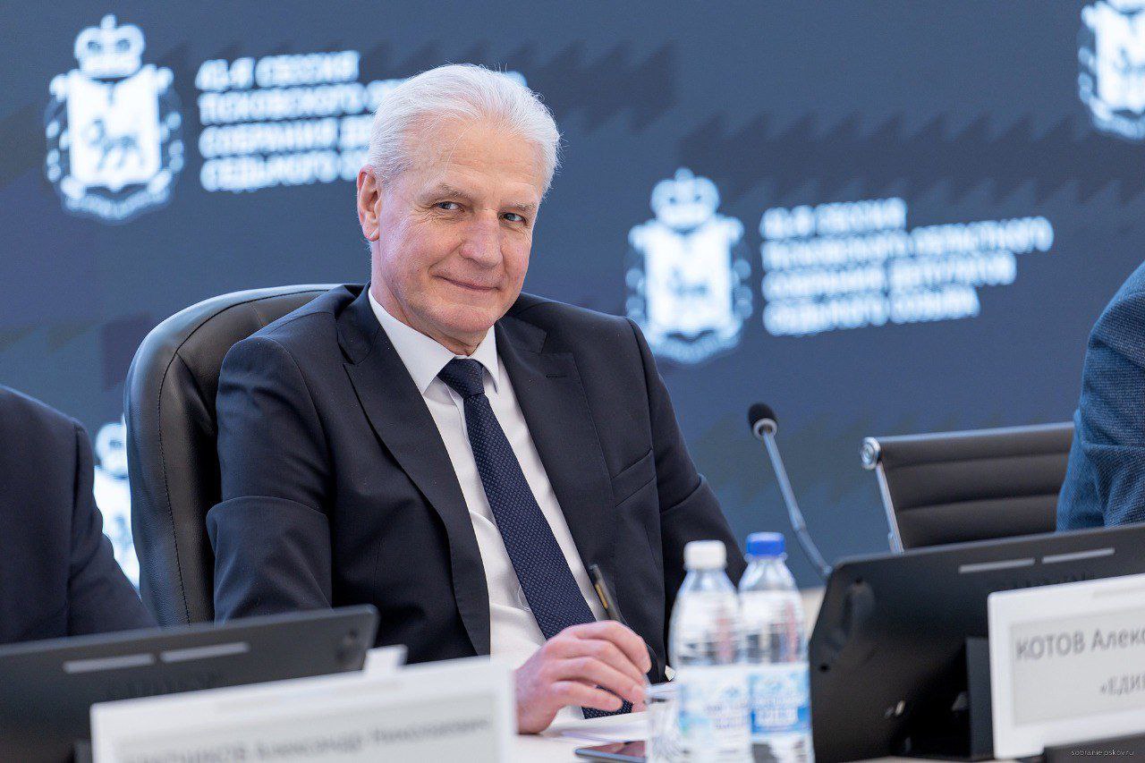 Председатель Псковского областного Собрания Александр Котов во время работы
