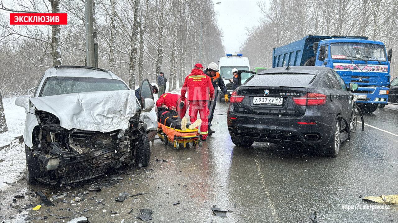 Два человека пострадали в тройном ДТП на въезде в Псков
