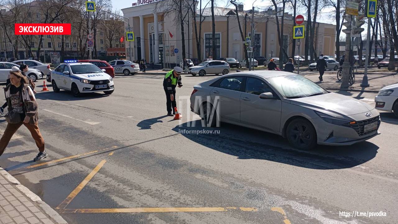 Женщину сбили на Октябрьском проспекте в Пскове