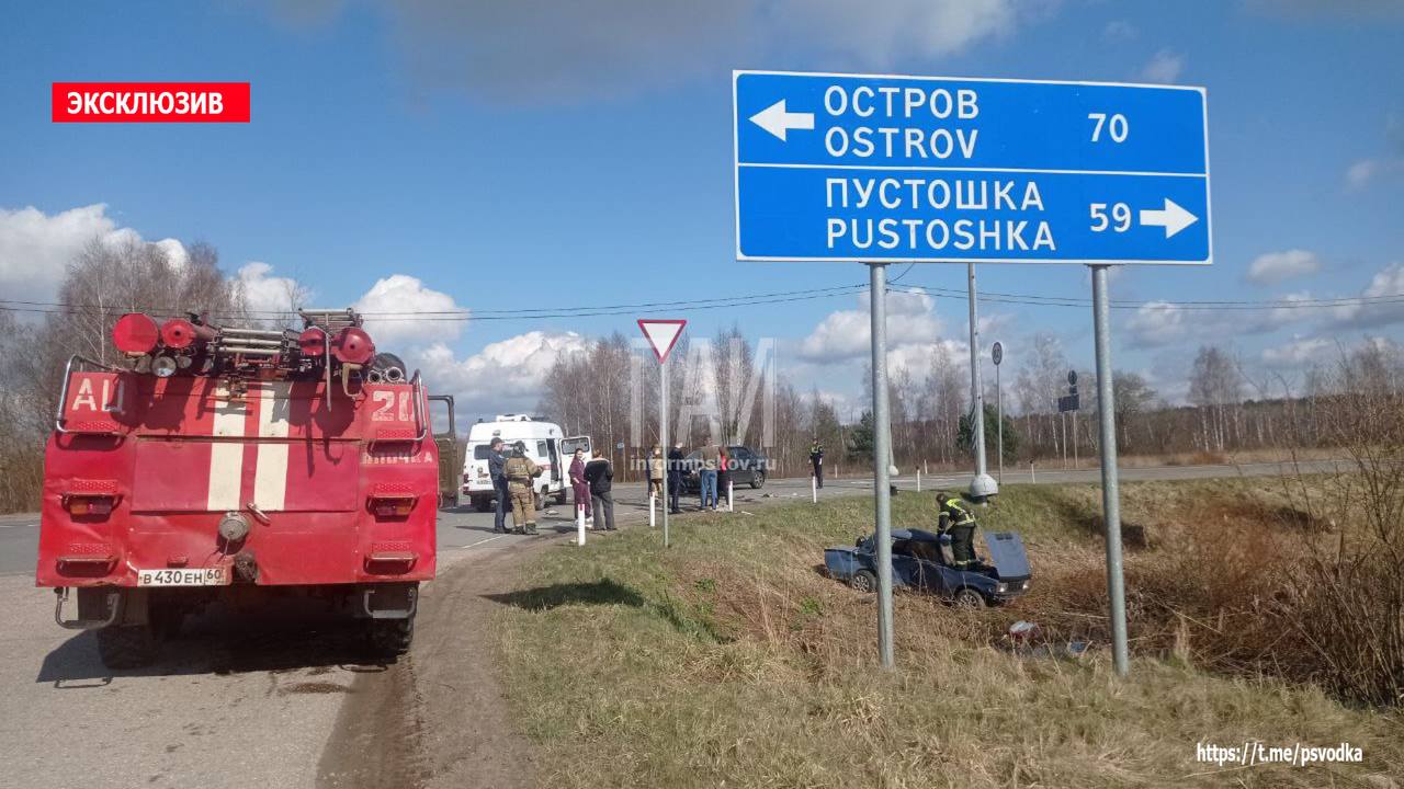 Женщина пострадала после столкновения двух автомобилей в Опочке