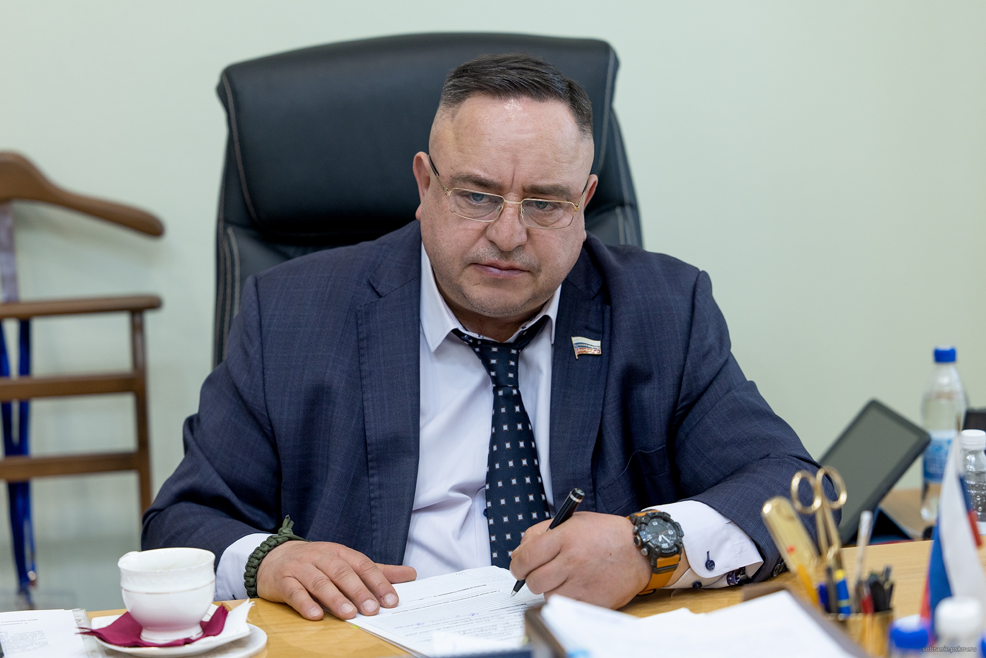 Содействия в ремонте могилы участников ВОВ попросили у Алексея Севастьянова на приёме граждан
