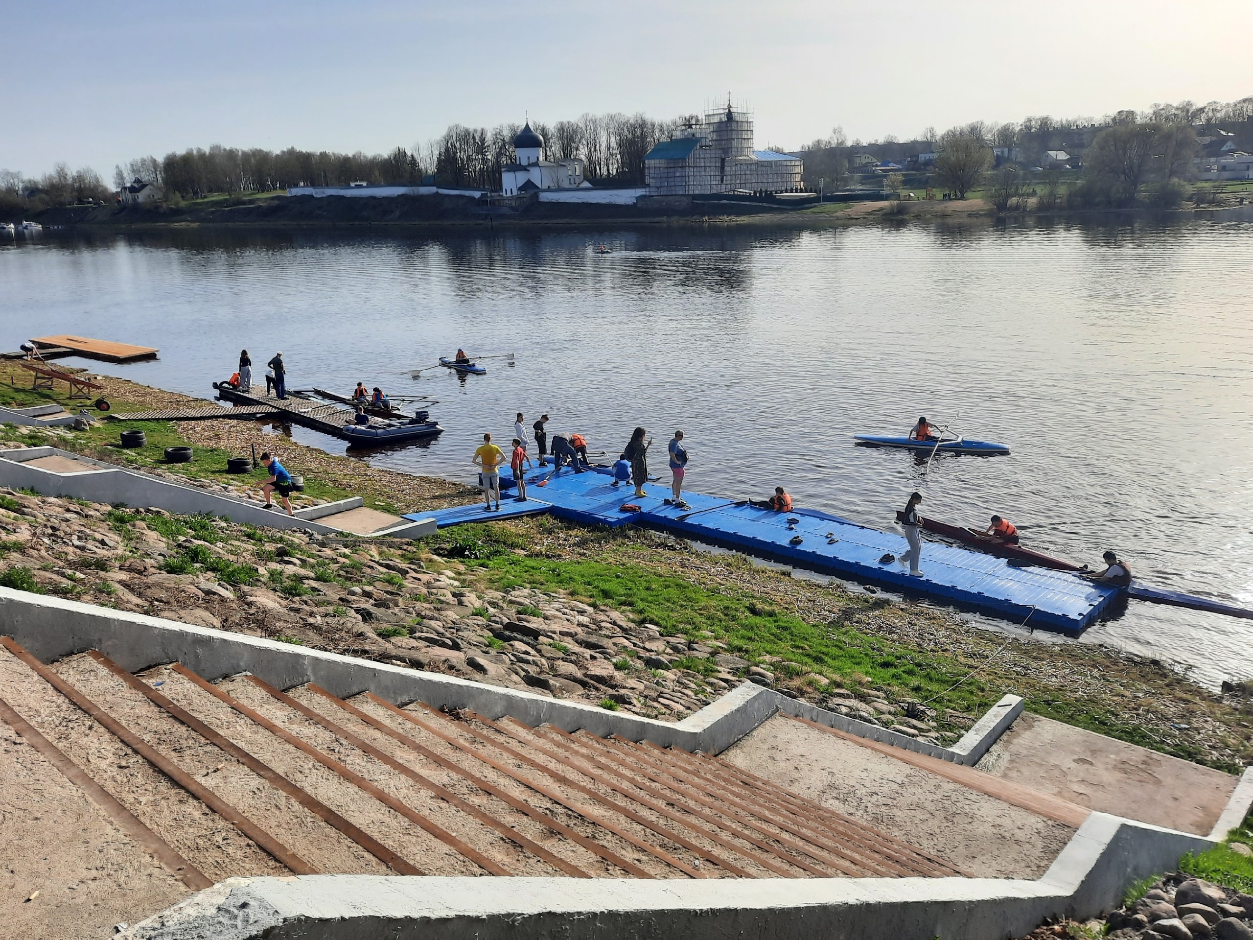 На берегу Великой установили новый причальный модуль 