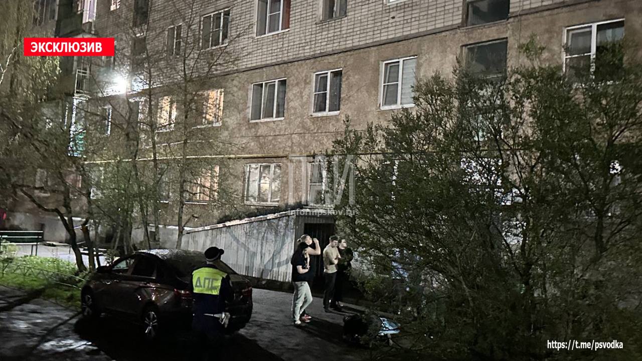 Мужчина погиб в результате падения из окна многоквартирного дома в Великих Луках