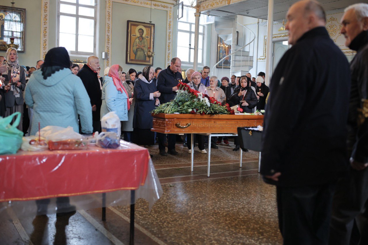 Попрощаться с Валентином Никитиным пришли более 100 человек