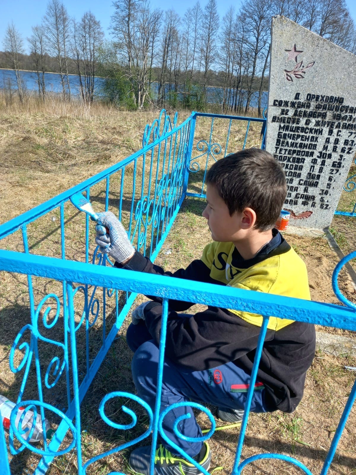 Уборка братского захоронения в деревне Орехново