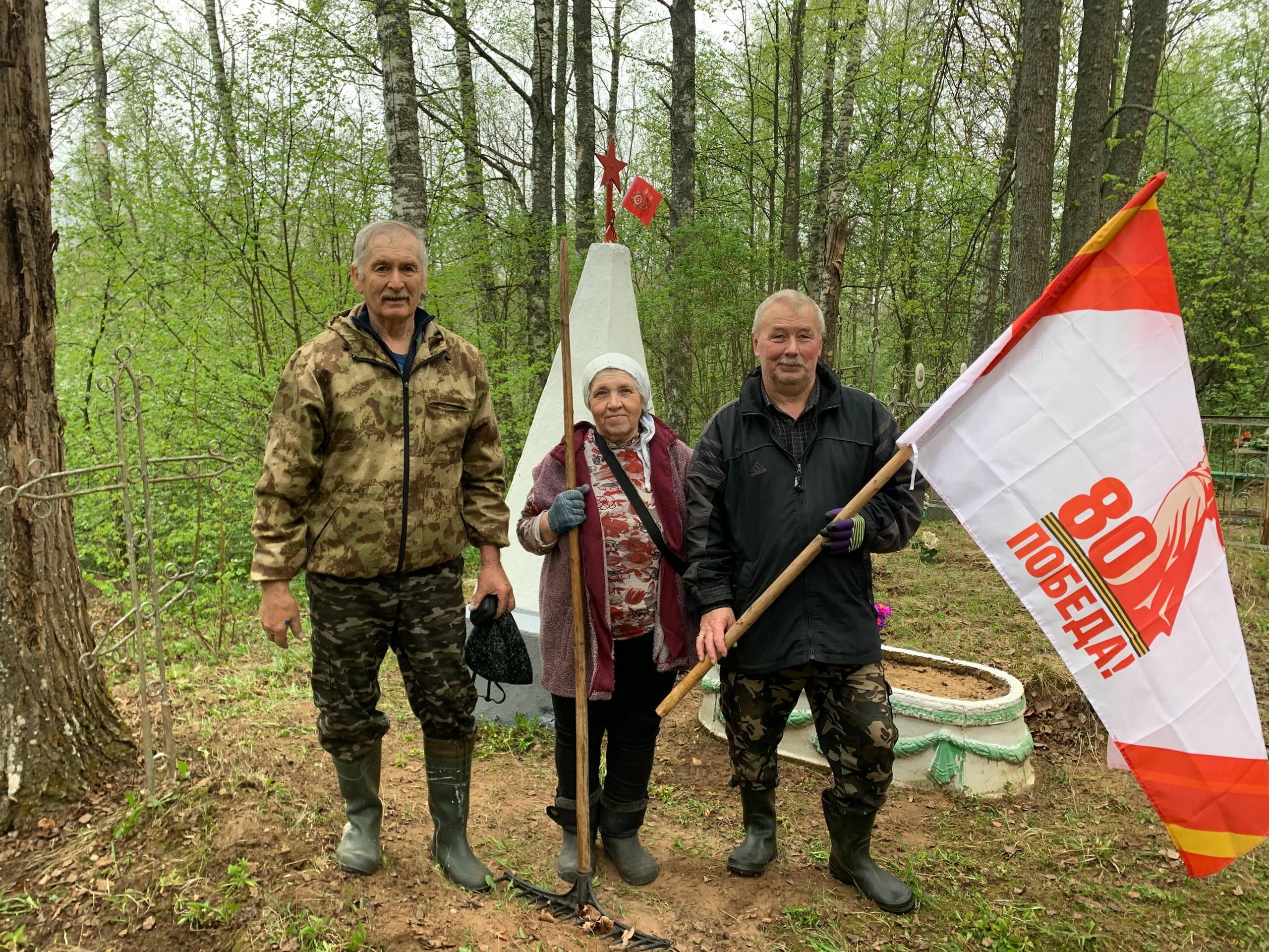 Уборка братских захоронений расстрелянных мирных жителей бывшей деревни Пожинки