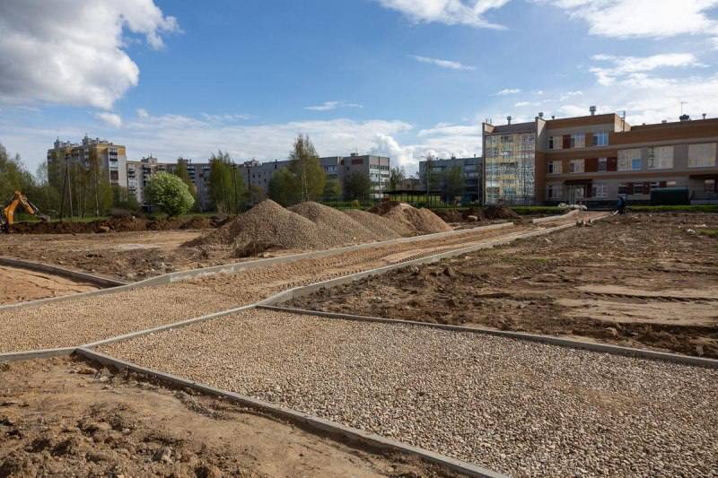 Благоустройство спортивной площадки в районе улиц Звёздной и Юности в Пскове идёт активными темпами