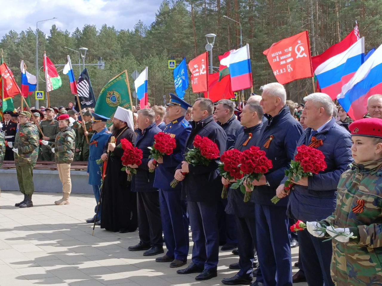 Возложение гирлянды славы к памятнику в Идрице