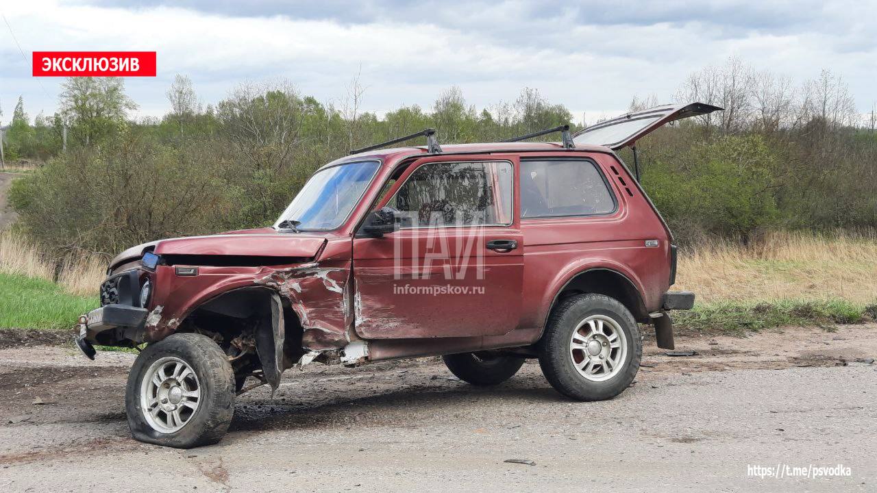 После столкновения двух автомобилей в Новосокольниках один из них съехал в кювет 