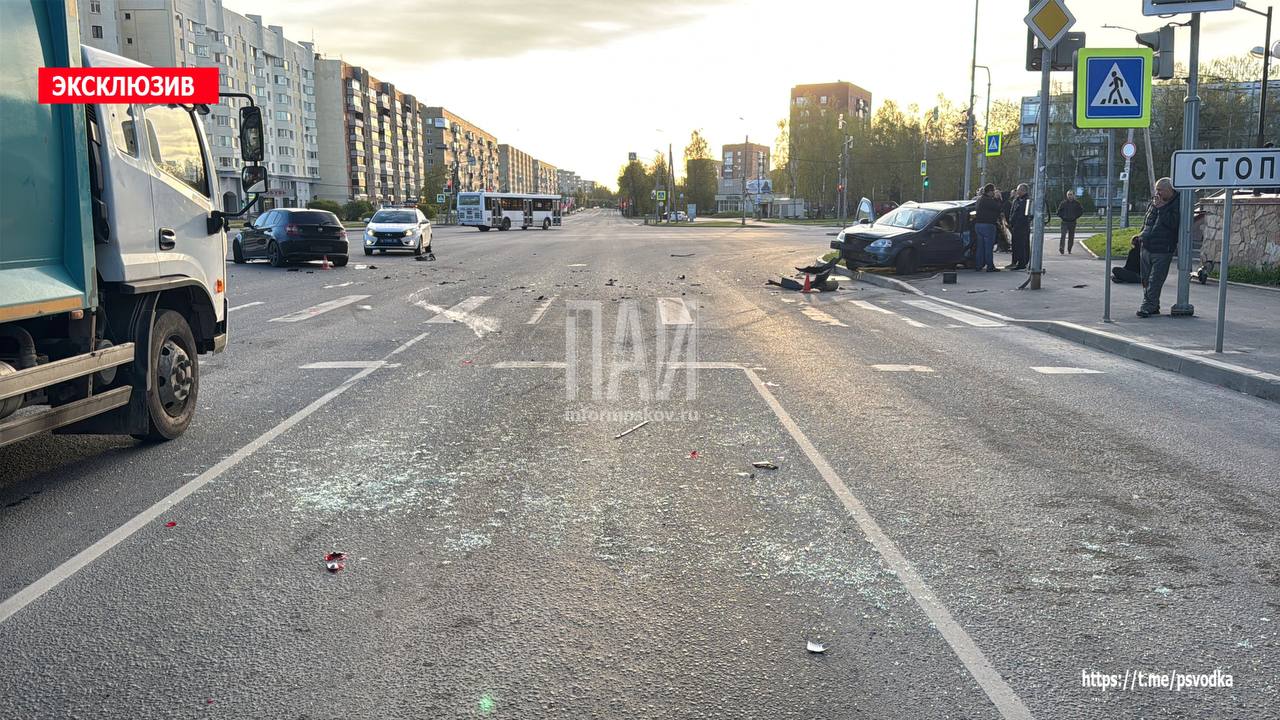 ДТП на перекрёстке в Пскове