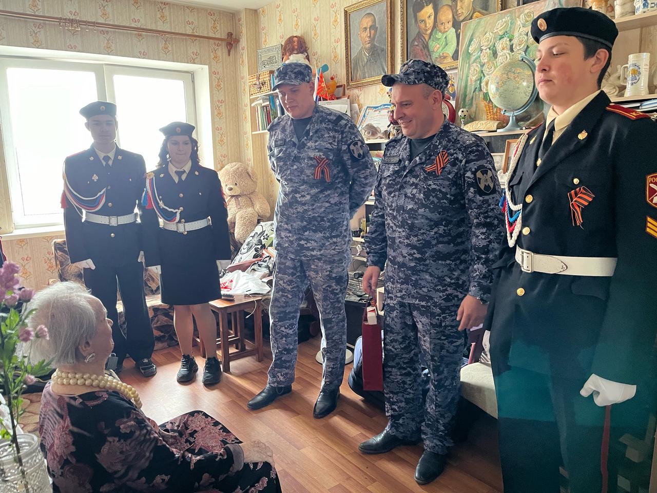 Псковские росгвардейцы поздравили ветеранов с наступающим Днём Победы
