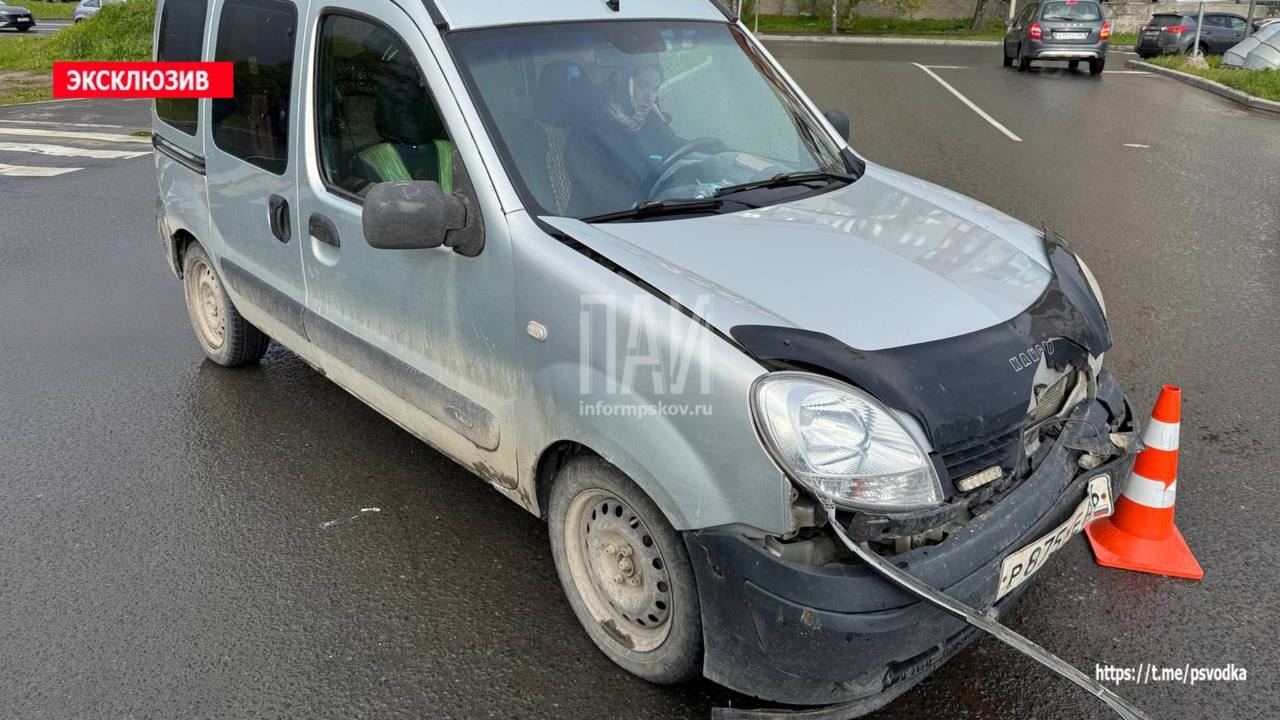 Два автомобиля столкнулись на улице Инженерной в Пскове