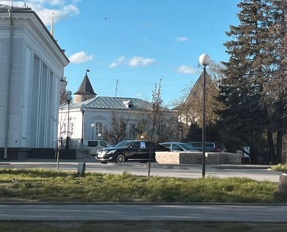 Можно ли парковаться у входа в библиотеку Василёва, объяснили псковичам