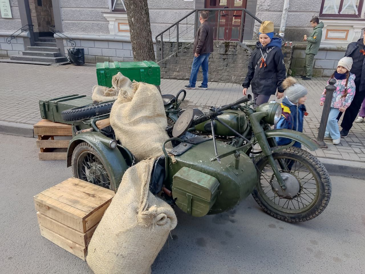 Артефакты военной эпохи представили псковичам