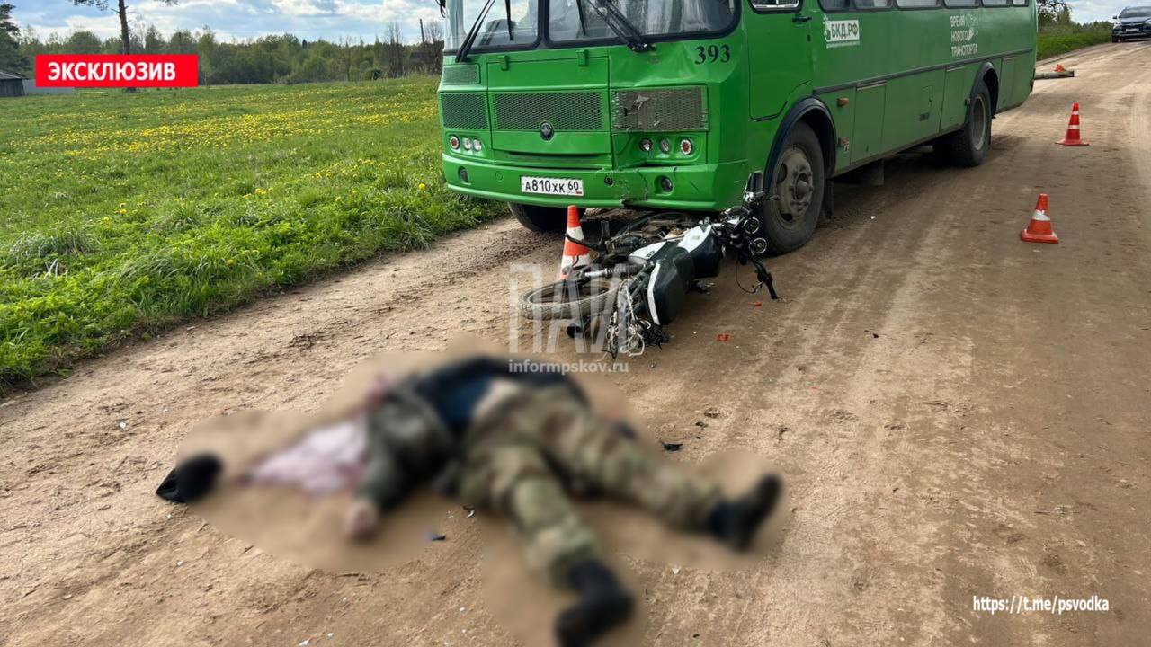 Мотоциклист умер после столкновения с автобусом в Псковской области 