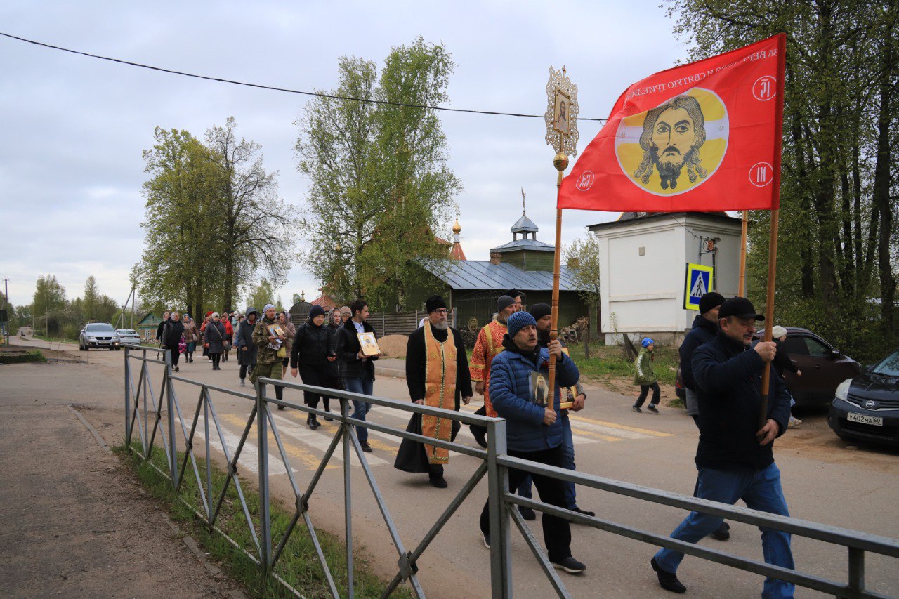 Торжественная встреча мощей патриарха Тихона в Куньинском районе