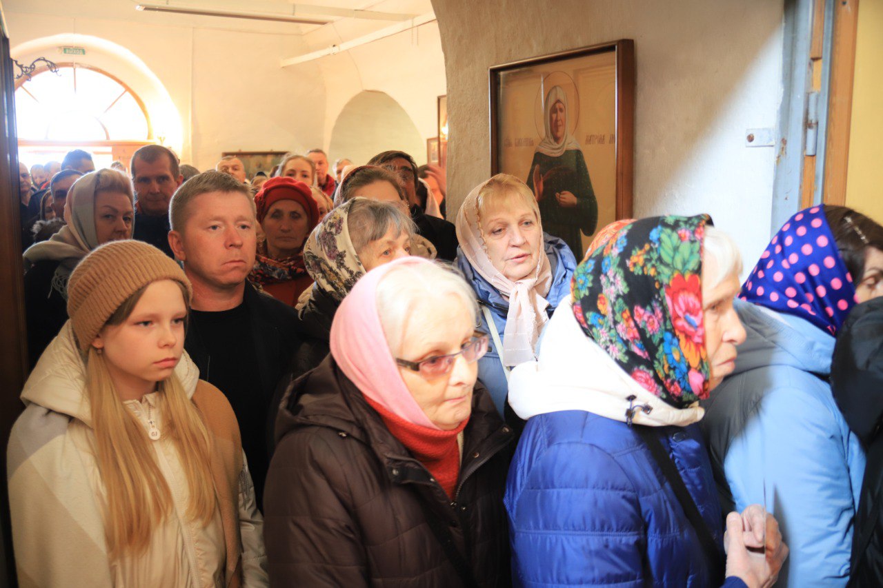 Очередь к мощам патриарха Тихона выстроилась в Куньинском районе