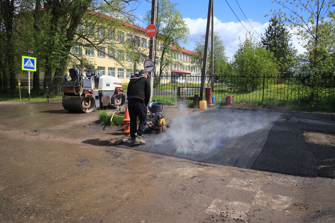 Асфальт укладывают на парковке у Куньинской школы