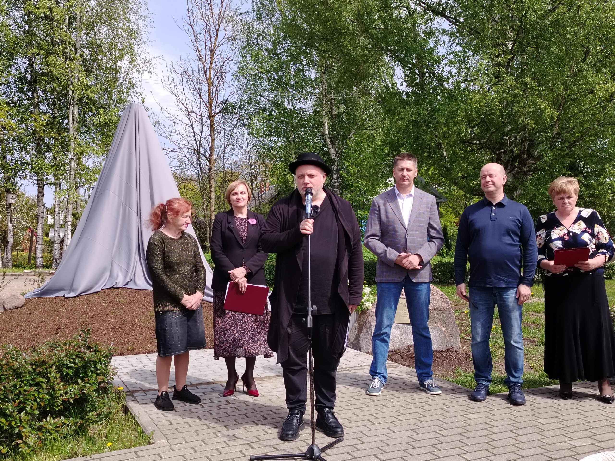 Памятник фольклорной певице Ольге Сергеевой открыли в Усвятах