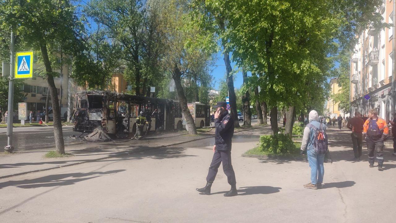 Автобус сгорел в Пскове