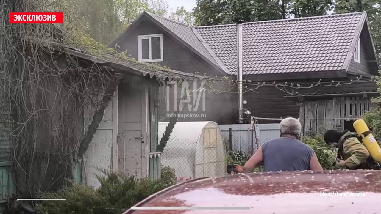 Жилой дом горит в Гдове