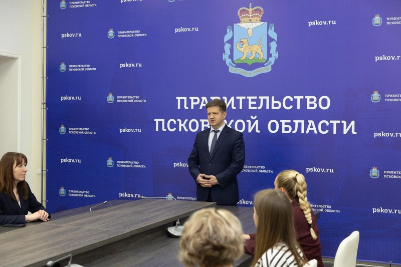 В Псковской области наградили победителей конкурса праздничного оформления витрин ко Дню Победы