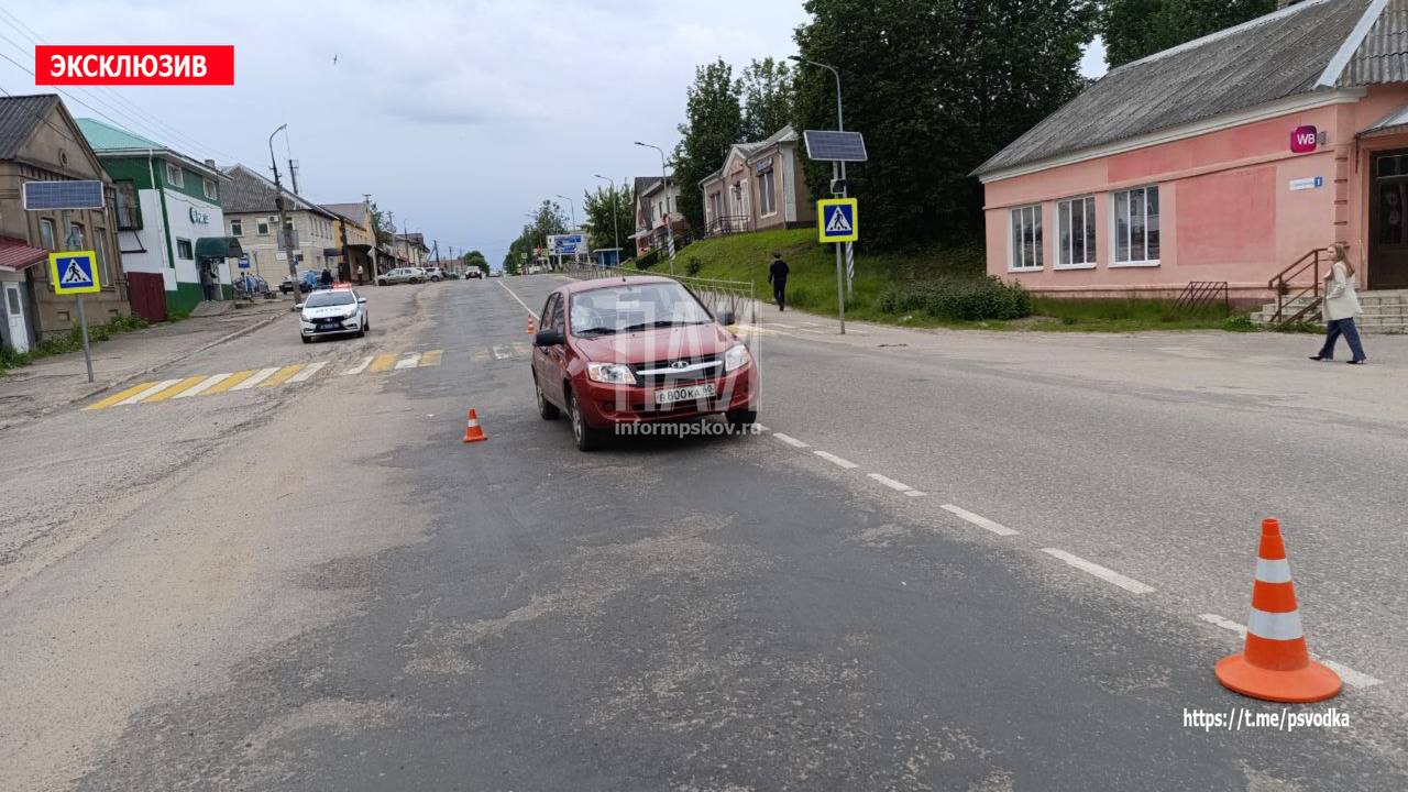 Автомобиль сбил женщину на пешеходном переходе в Опочке