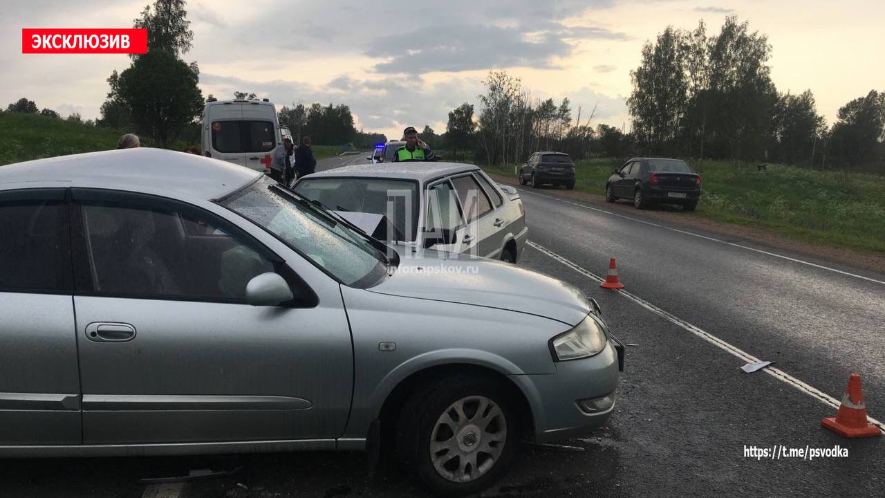 Три человека пострадали в ДТП на федеральной трассе в Великолукском районе