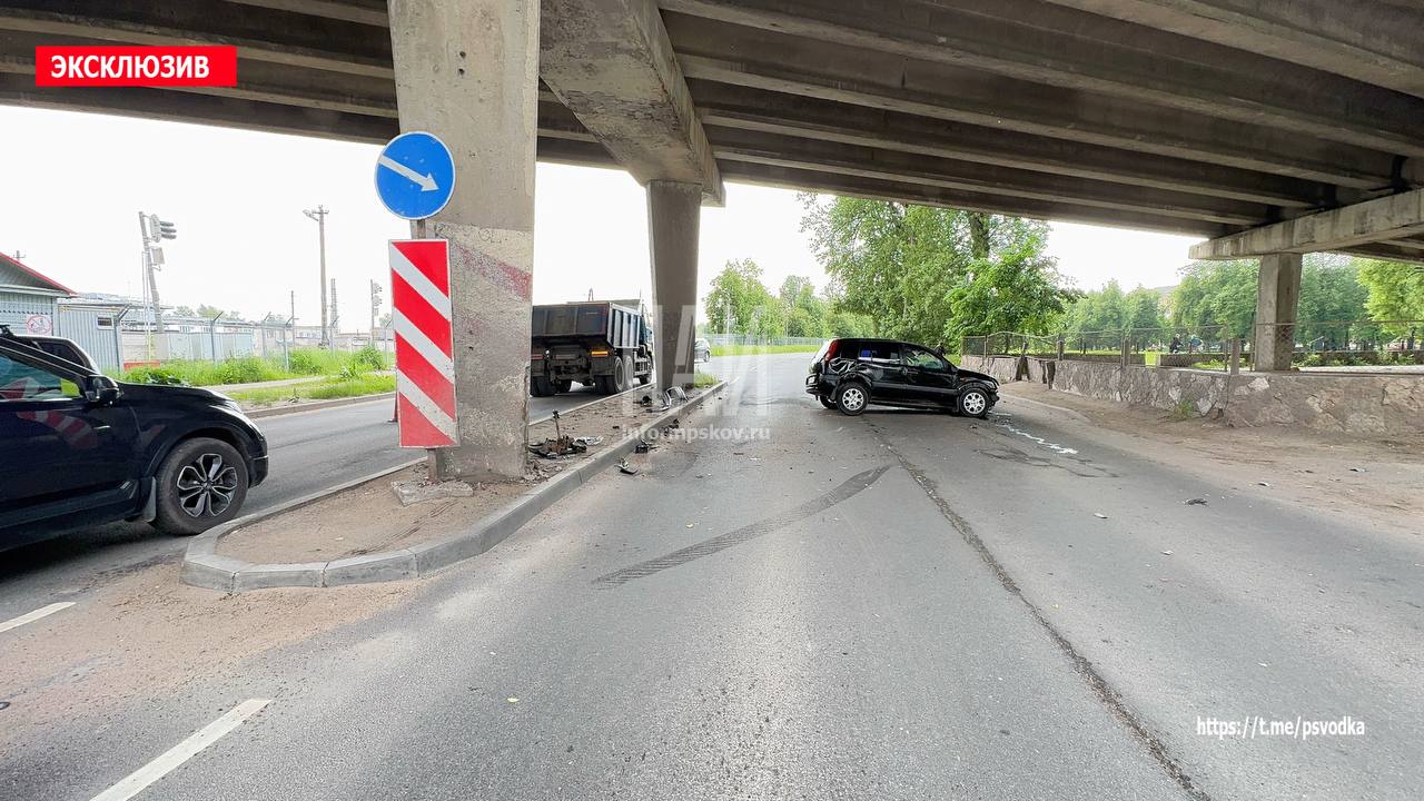 Автомобиль протаранил опору