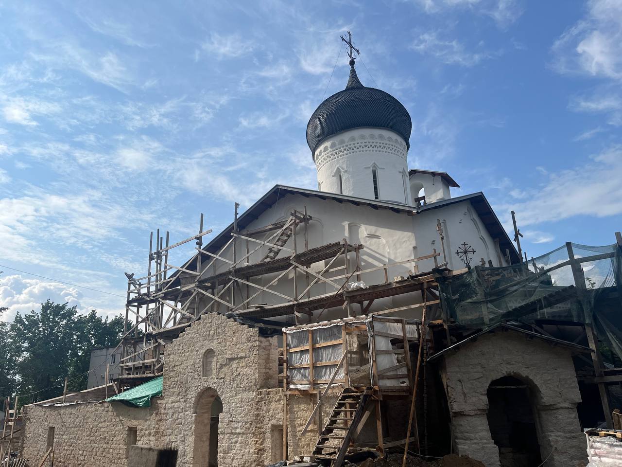 В Пскове реставраторы приступили к раскрытию основания колонны часовни церкви Николы со Усохи
