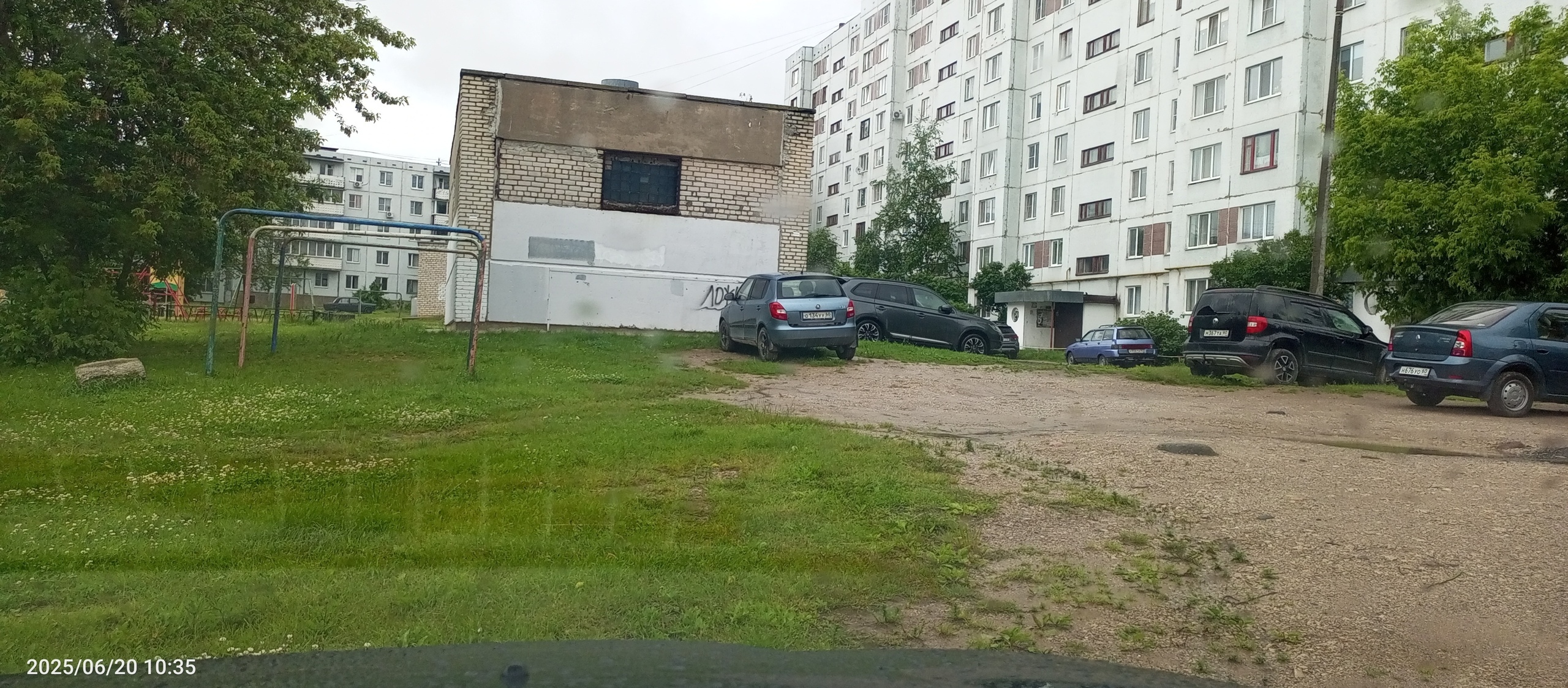 Комплекс «Дозор-М3» обнаружил в Пскове водителей, которые оставляют свои машины на зелёных зонах