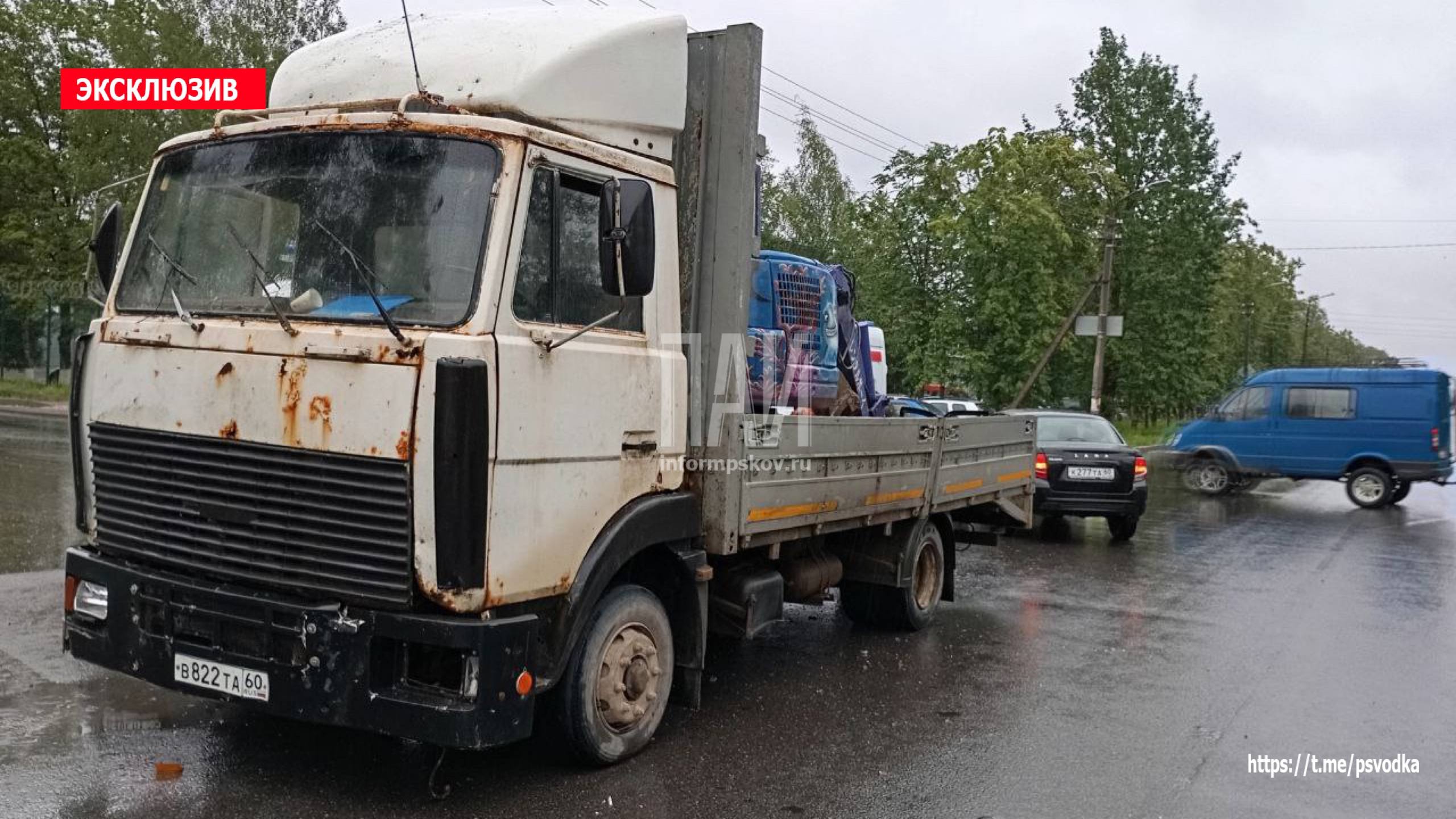 Два человека пострадали в результате столкновения машины с грузовиком в Пскове 