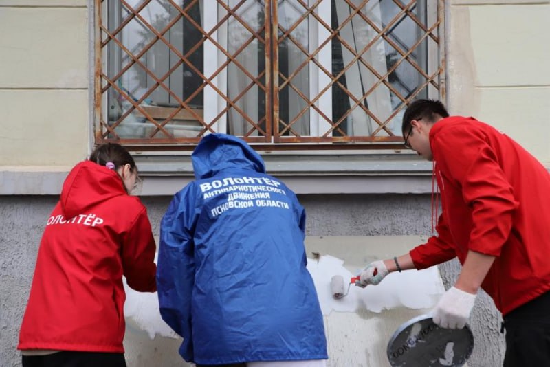 Более 150 граффити с рекламой наркотиков закрасили на стенах в Пскове