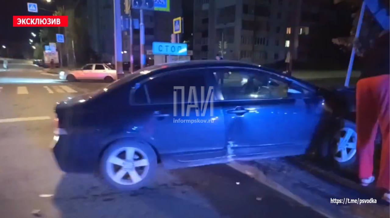 Легковой автомобиль врезался в ограждение у ТК «Гулливер» в Пскове