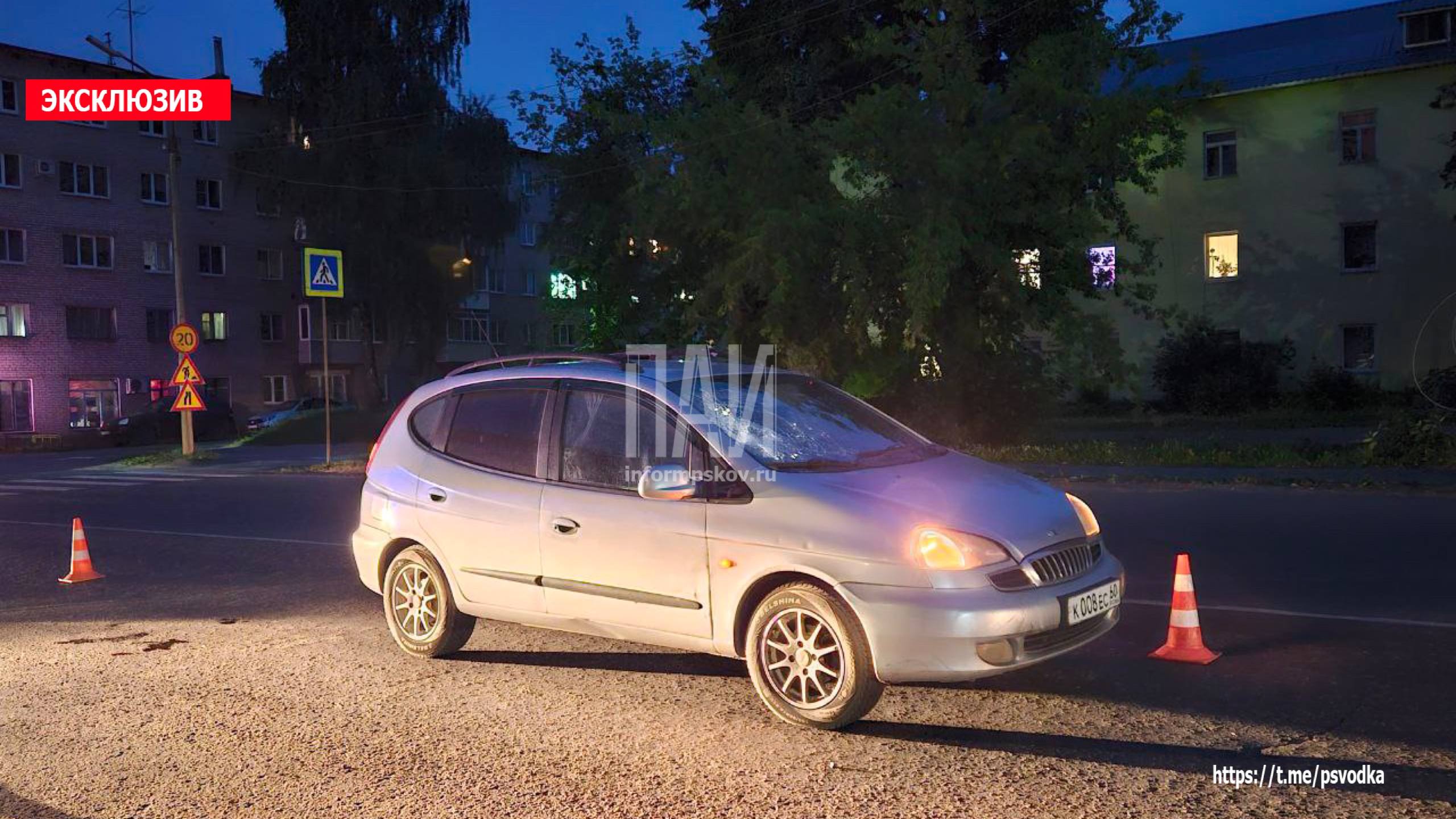 Автомобиль сбил девушку в Великих Луках