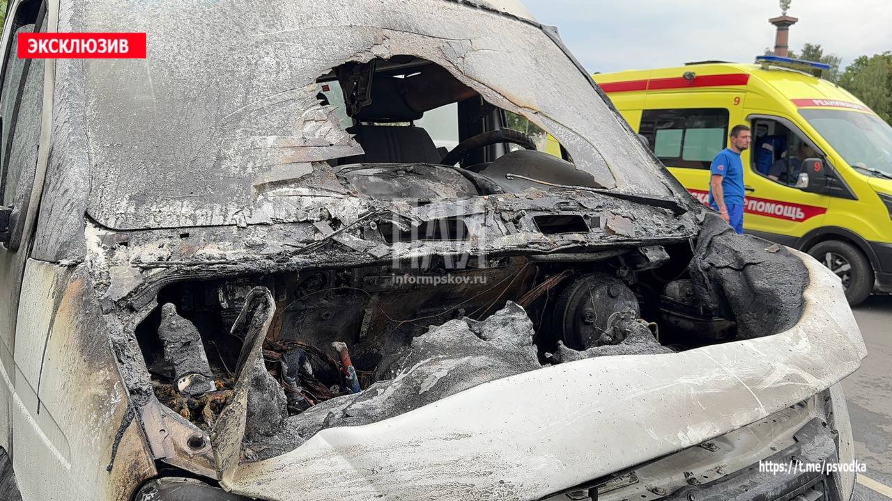 Загоревшийся в центре Пскова автомобиль