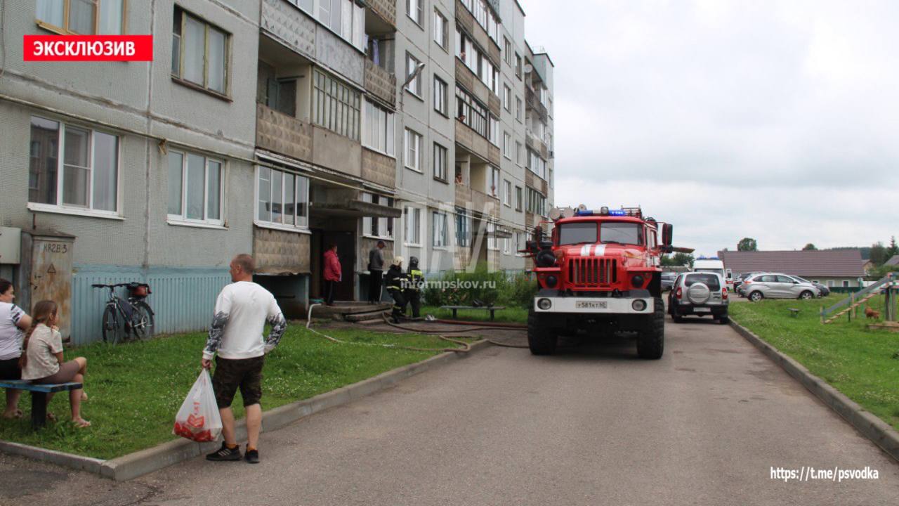 Квартира загорелась в жилом доме в Новосокольниках