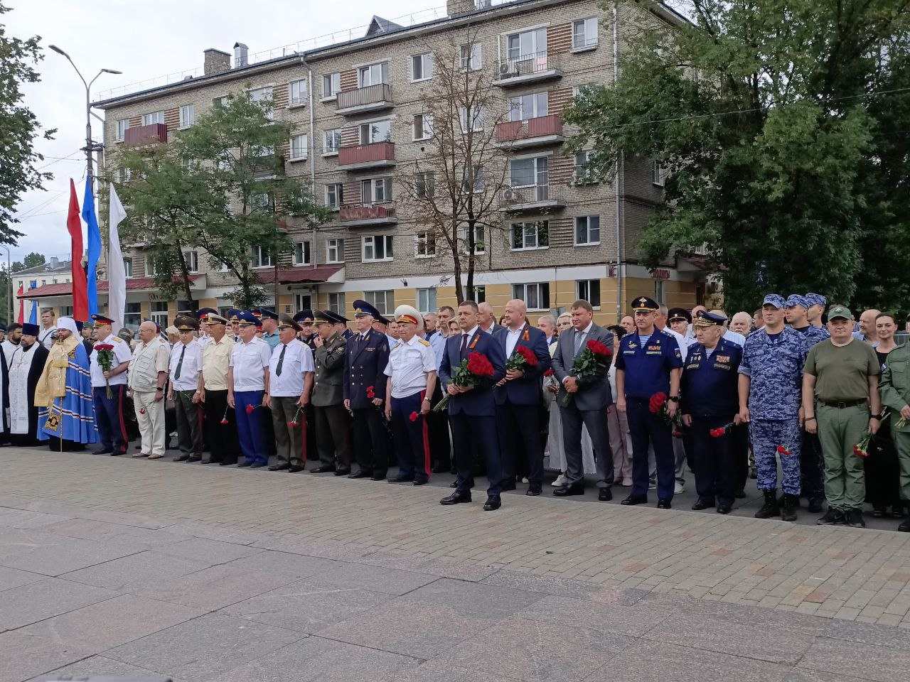 Церемония возложения цветов к мемориалу 