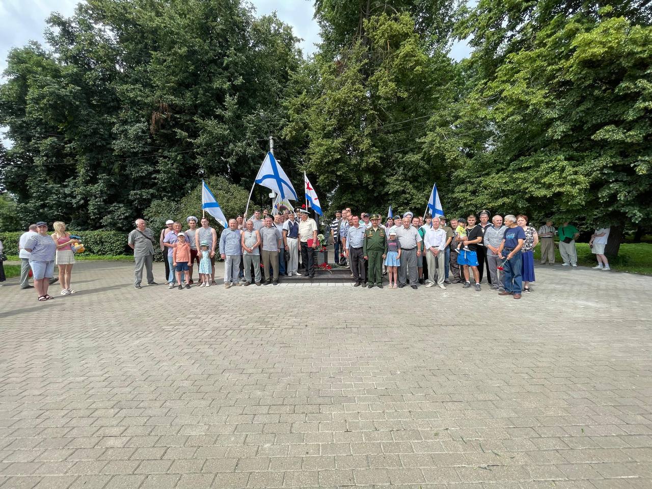 В Великих Луках почтили память военных моряков в День ВМФ