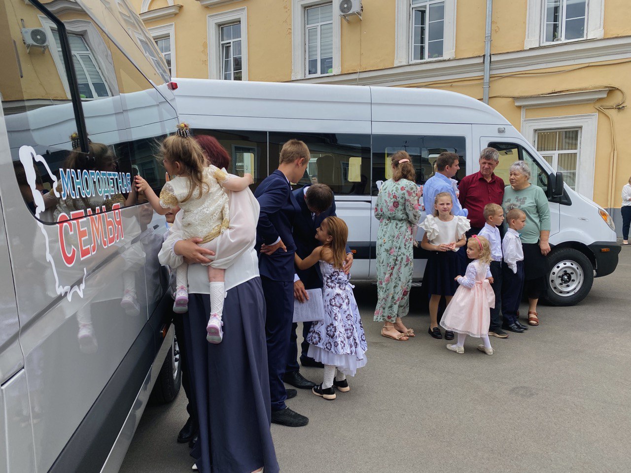 Две псковские многодетные семьи получили ключи от новых автомобилей