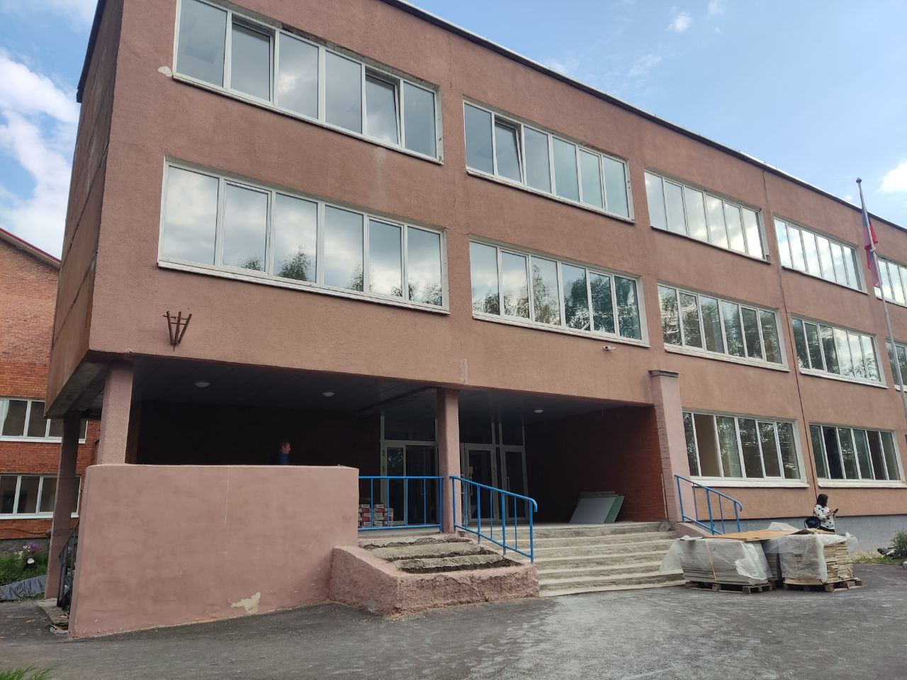 Михаил Ведерников проконтролировал ход капремонта Палкинской средней школы