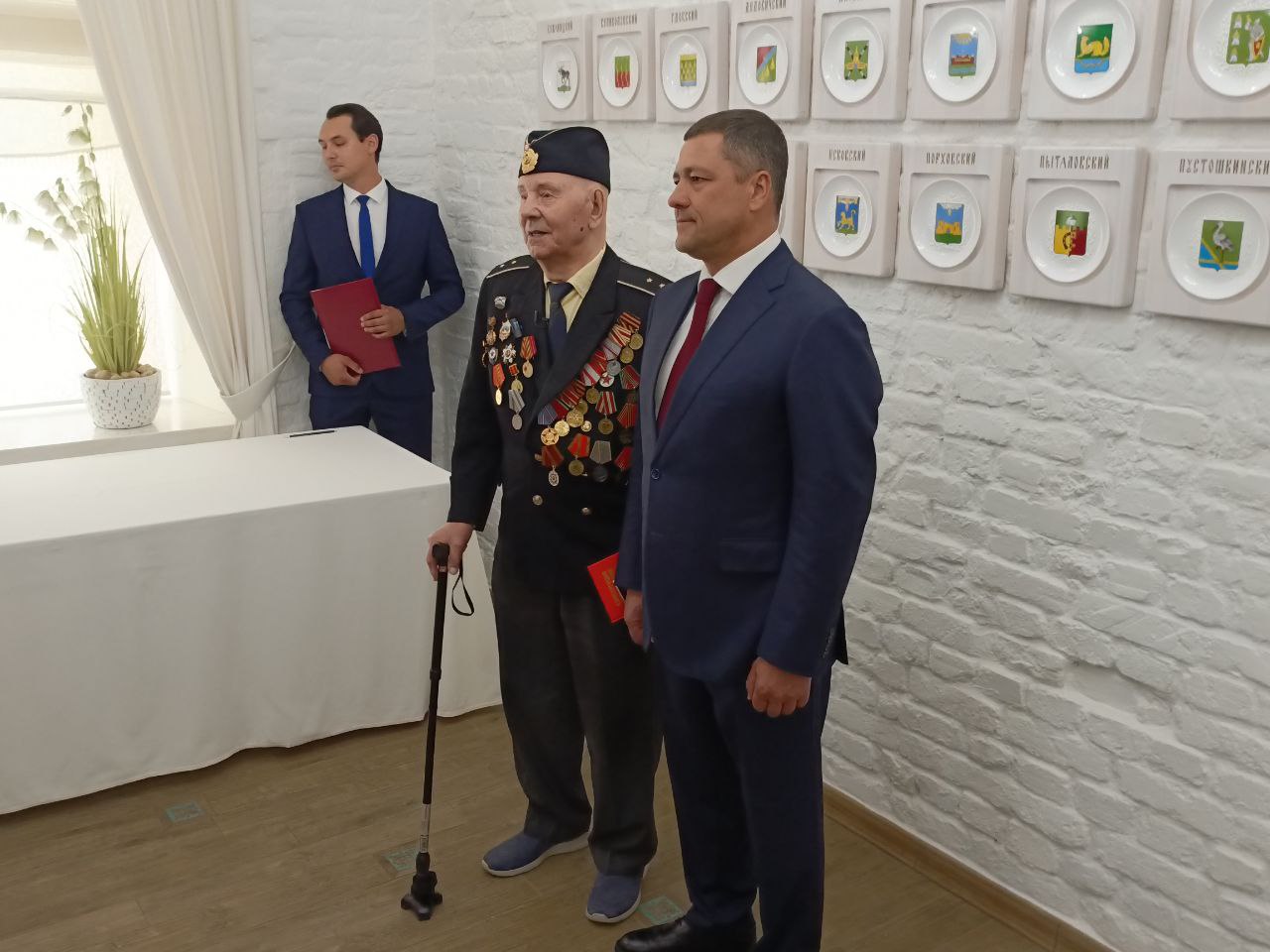 Псковский губернатор вручил паспорт выдворенному из Латвии 98-летнему ветерану