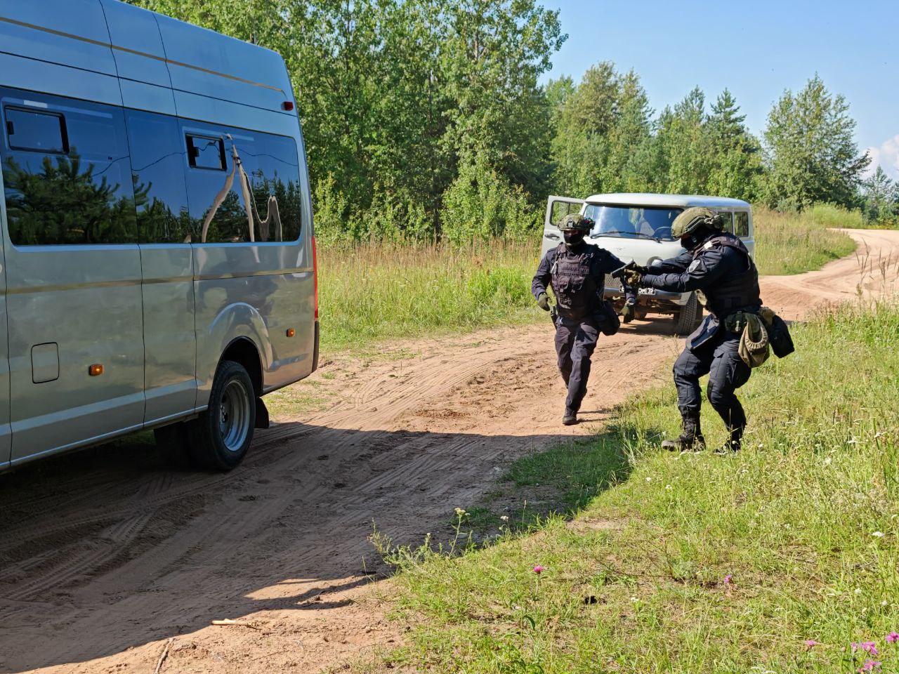 Псковский ОМОН отработал захват преступников с перехватом автомобиля