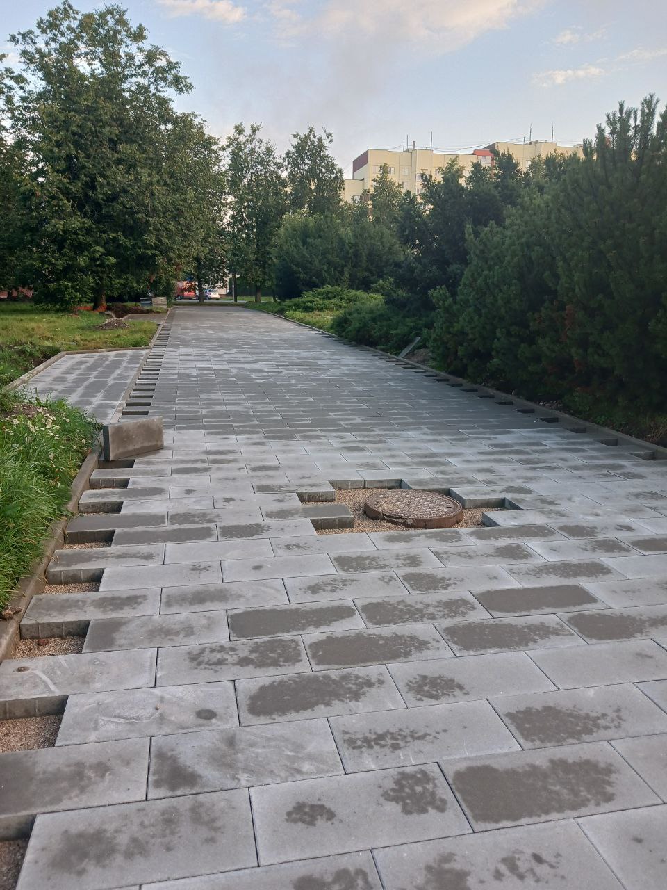 Продолжается благоустройство сквера у гостиницы «Рижская» в Пскове