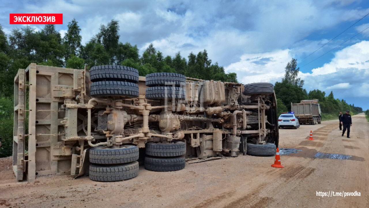 Грузовик опрокинулся на бок в Палкинском районе