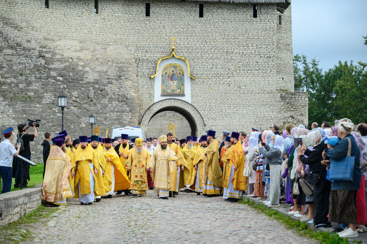 Мощи святителя Тихона встречают в Пскове