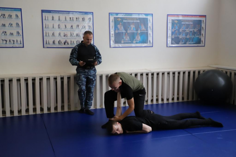 Псковские полицейские соревновались в служебно-прикладных видах спорта